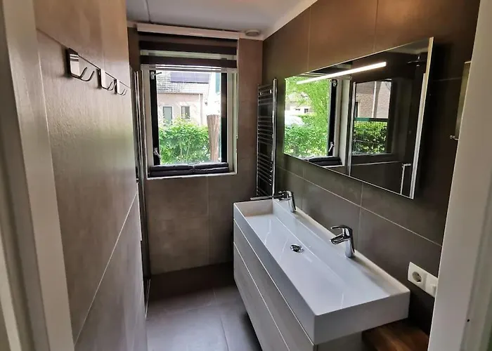 Semesterbostad De Zingende Wilg, Heerlijk Met Hottub Ewijk